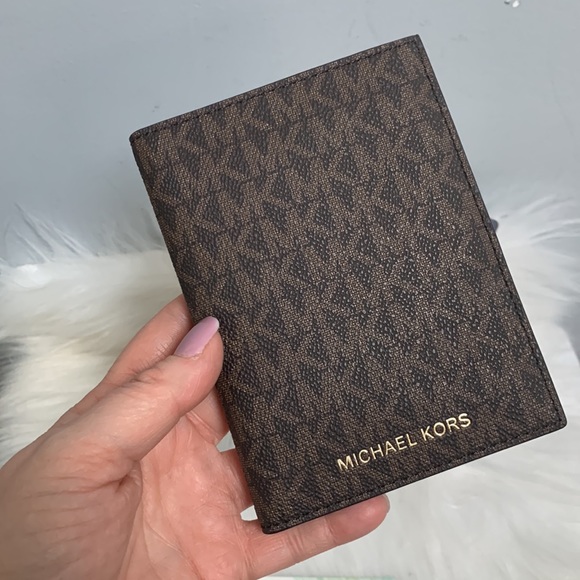 ❌SOLD❌ Authentic Michael Kors passport and credit card holder - like new - Picture 3 of 17